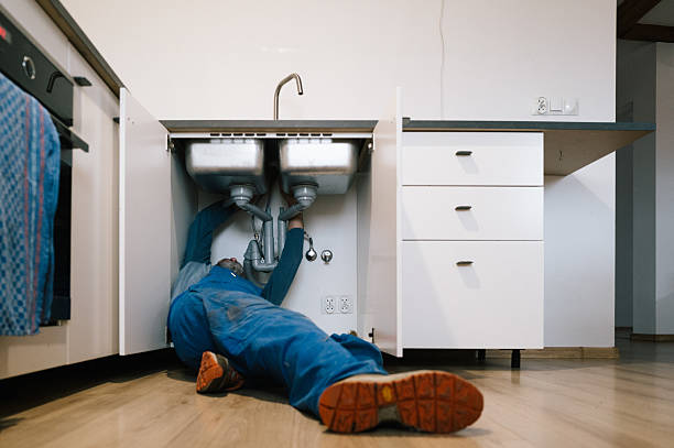 Professional Emergency Plumber technician working in Paris, VA